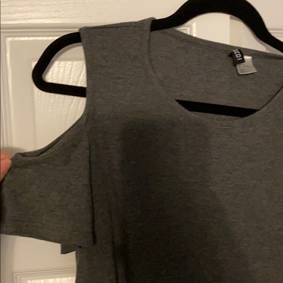 H&M cold shoulder T-shirt. - Picture 2 of 3